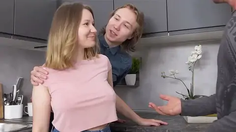 可爱的towheaded女士是戴绿帽子在她的男朋友一些现金