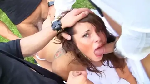 穿着她的婚纱，而有一组soiree