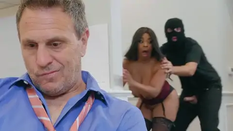 窃贼完成了驼峰一个巨大的胸部黑色与肉鲍勃