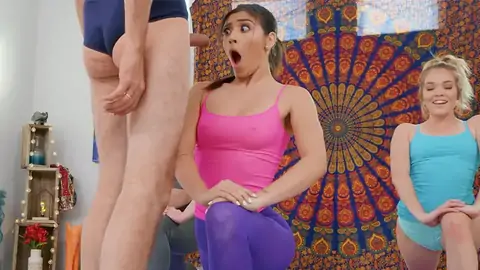 Бруклин Грей увлекается йогой почти так же сильно, как и большие сосиски