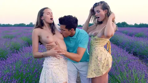 Пара девушек с пепельными волосами занимаются сексом втроем с парнем