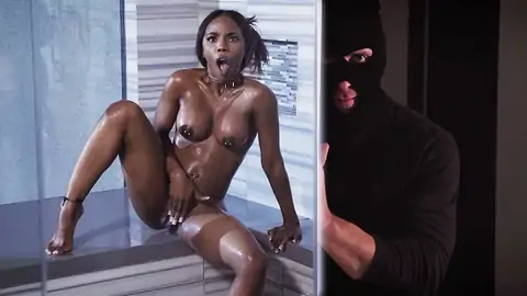 Ébène Avec Des Tétons Percés Est Attrapé Par Un Voleur