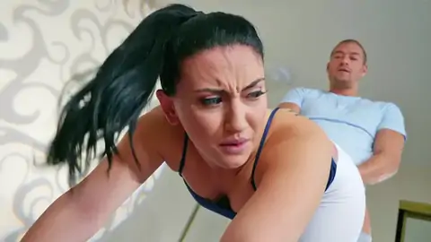 Мэнди Мьюз занимается йогой и занимается этим со спины