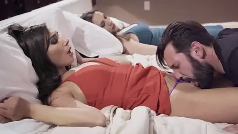 Ehepartner Verschlingt Teenager Honigschlange Neben Schlafender Frau