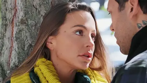 阿比盖尔mac是完全赤裸裸的，而在森林里