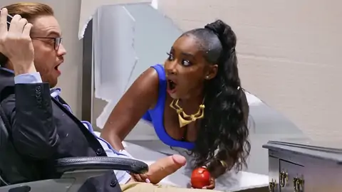 In Einer Wand Stecken, Während Ein Bwc Den Schwarzen Von Hinten Fickt