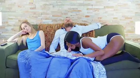 《生物武器公约》形式的深色娃娃的惊喜