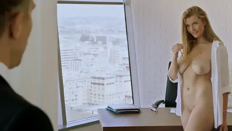 Ультра-симпатичная светловолосая девушка с голубыми глазами получает сперму на лицо в своем офисе