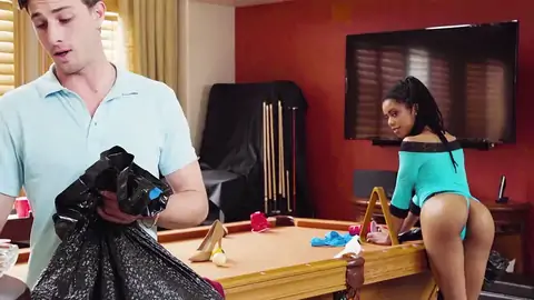 Kira Noir正在和一个白人站在六十九