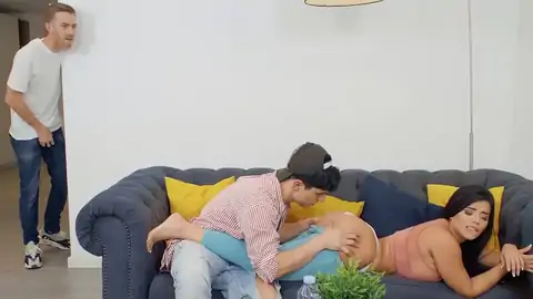 Сара наслаждается тем, как ее большую задницу трахают на кухне