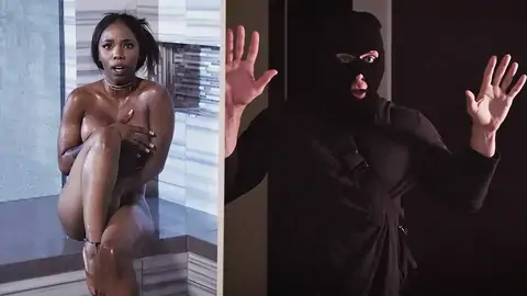 Ebony Avec Des Tétons Percés Est Attrapé Par Un Voleur