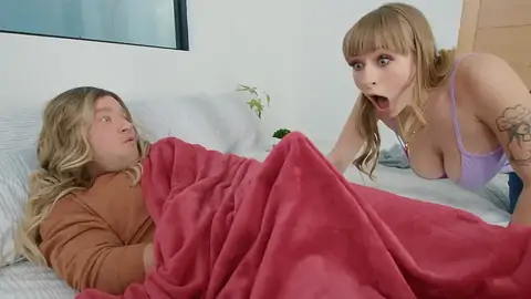 Возится с собой, пока чувак наставляет рога блондинке