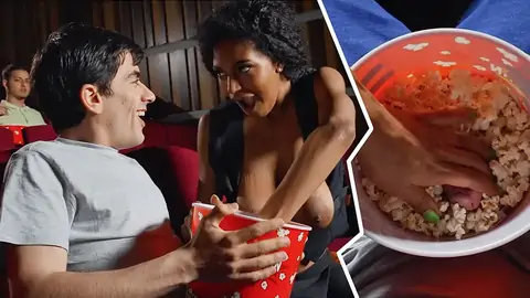 公共多种族在电影院与一个黑色