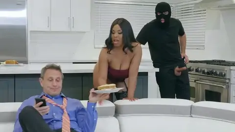 窃贼最后用巨大的波波猛击一只胖胸乌木