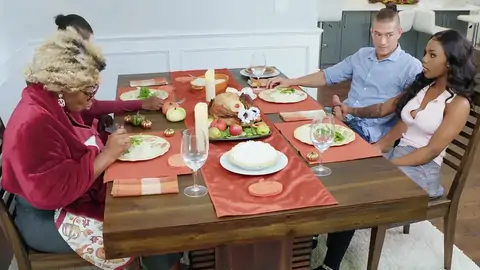 着墨的黑公鸡正在桌子旁栏杆上