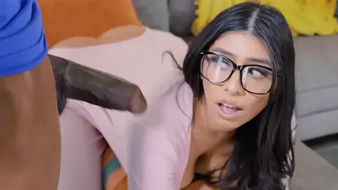 日本老兄正在玩一个山药大小的战利品黑暗色调的若虫