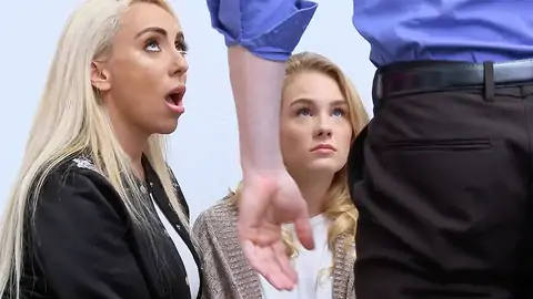 Мамаша наблюдает, как ее падчерица стонет