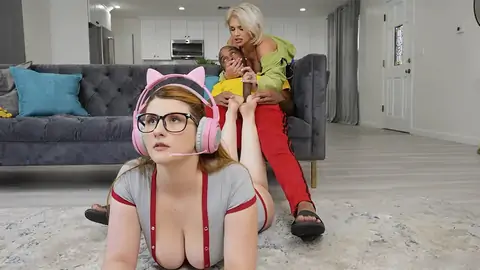 Пепельно-белокурая пума опустошена Би-би-си на кухне