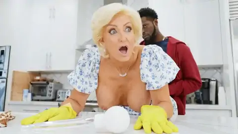 维多利亚六月穿着内衣和越来越性交