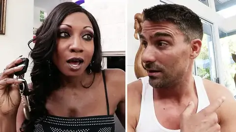 Bulliger Bursche Fingert Eine Schwarze Puppe Im Wohnzimmer