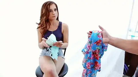 Kharlie Stone Trägt Unterwäsche Und Spricht Mit Dem Kerl