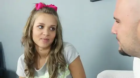 金发小胸少女正在和秃头男人聊天