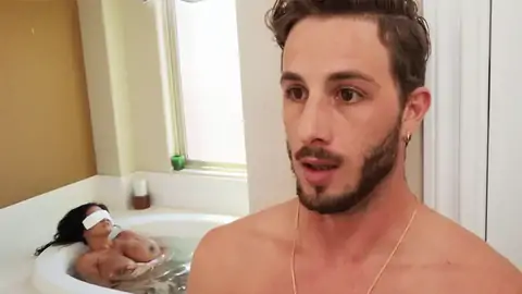 Пытаясь скрыть свою эрекцию от грудастой мумии