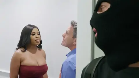 窃贼最终蹂躏一个巨大的胸部黑色与巨大的bobos