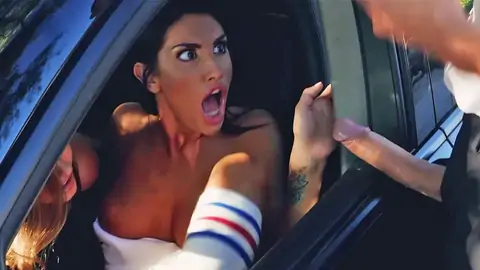 警察向两个女同性恋者展示了他的男子气概