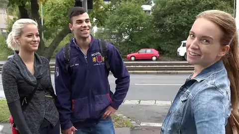 Le Sauna Tchèque Comprend Un Homme Et Deux Adolescentes