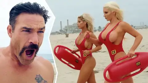 Deux Femmes Blondes Platine Travaillent Comme Sauveteurs En Uniforme