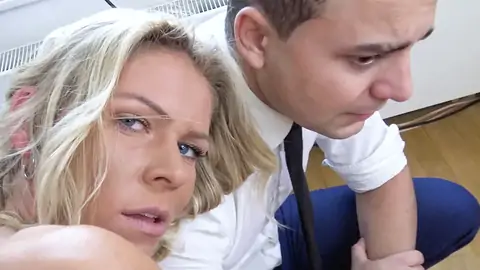 穿着婚纱和白色长袜享受戴绿帽的快乐