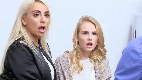 Milf Schaut Zu, Während Ihre Stieftochter Brüllt