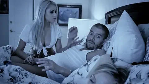 Marsha May 在 Xander 女友睡觉时出轨