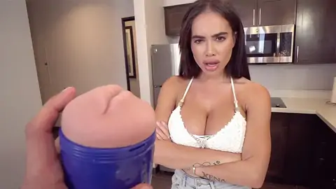 Темноволосая пума делает глубокий минет и получает сперму