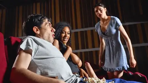 Public Multiracial Au Cinéma Avec Une ébène