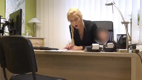 Chien Debout S'en Prenant à Une Femme à Queue De Cheval