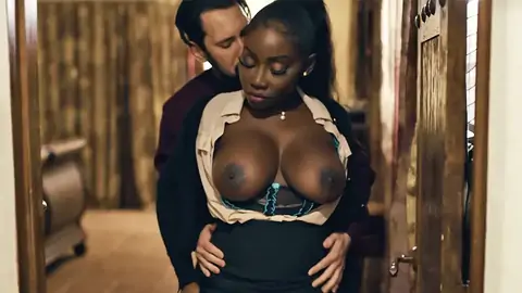 Раздавливание огромных сисек агента по недвижимости ради заключения сделки