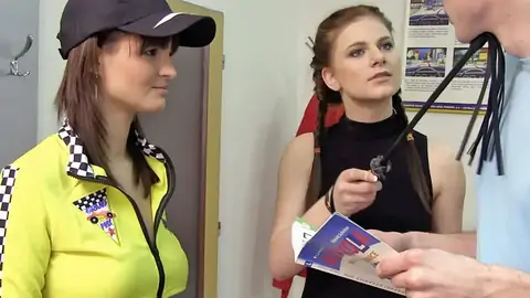 青少年鞭打他，而他渗透到驾驶学院的红发